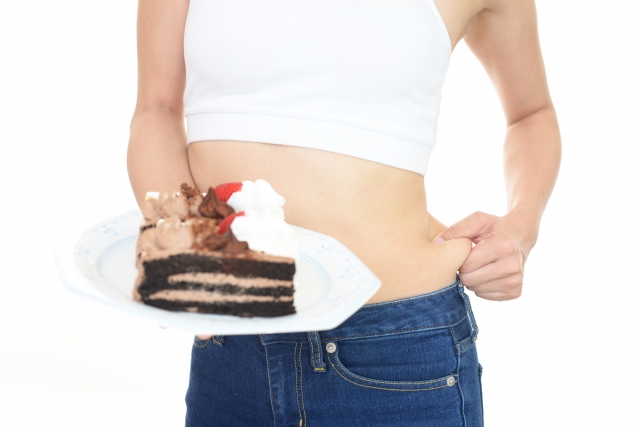 ダイエット中の女性とケーキ