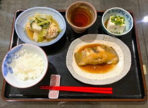 ダイエットやボディメイクに適した定食のイラスト