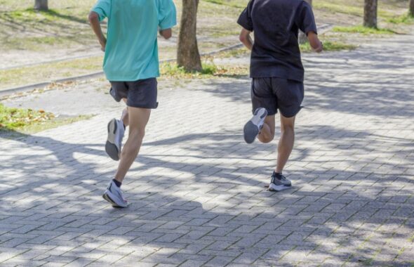 健康のためにランニングをする男性の写真