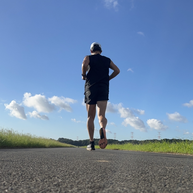 冬にダイエットのためにランニングをする男性