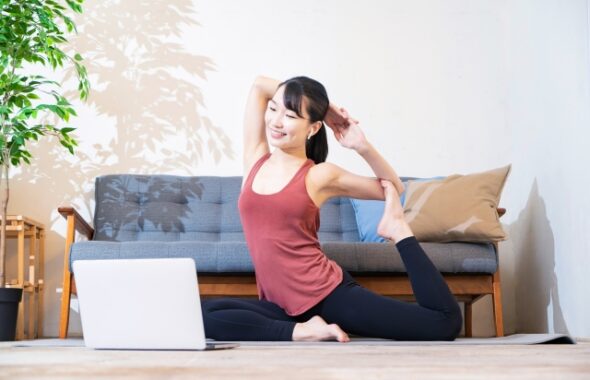 ストレッチをしている女性の写真