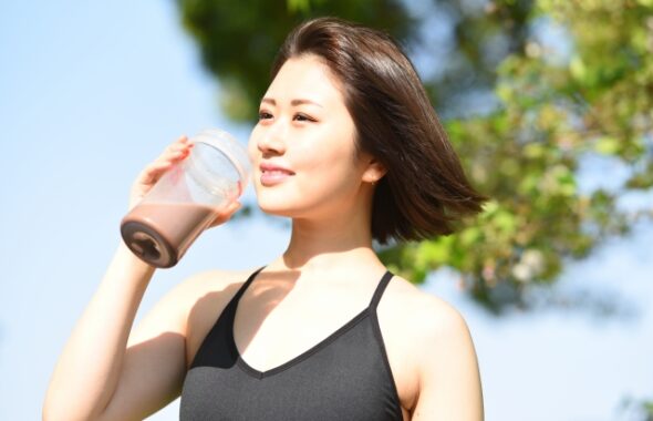 プロテインを飲んでいる女性