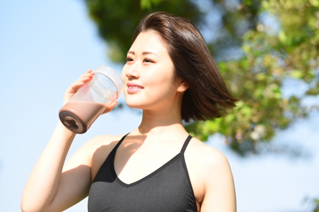 プロテインを飲んでいる女性