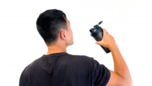 トレーニング終わりに水分補給をする男性