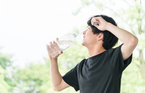 水分補給をする男性