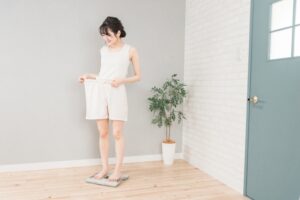 ウエストの下がった女性のイラスト