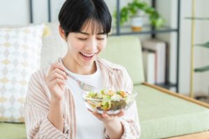 ダイエットのためにサラダを食べる女性