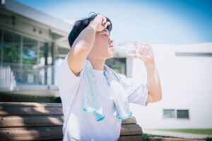 夏に水を飲む男性