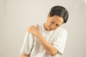 五十肩に苦しんでいる男性の写真