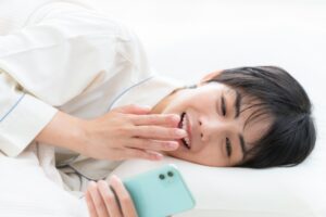 睡眠の質を下げるスマホ