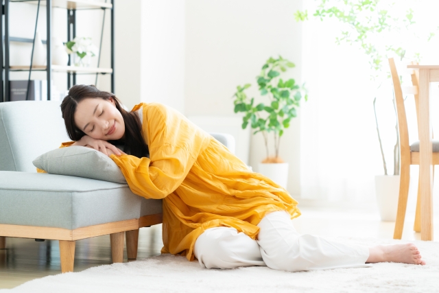 睡眠中の女性