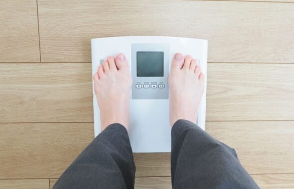 ダイエットの成果を確認するために体重を測る写真