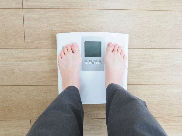 ダイエットの成果を確認するために体重を測る写真