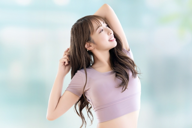 姿勢の良い女性の写真