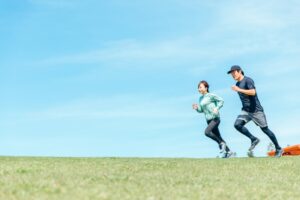 ダイエット目的でウォーキングをする男女