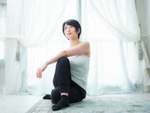 ストレッチで体を整えている女性