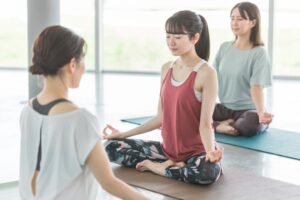 ヨガをする女性の写真