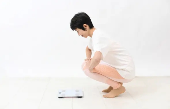 ダイエットを頑張っているのにリバウンドをしてしまう女性のイラスト