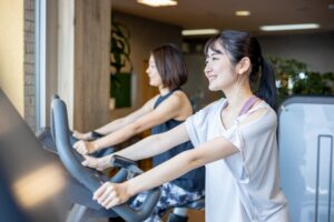 ダイエット目的で有酸素運動をしている女性のイラスト