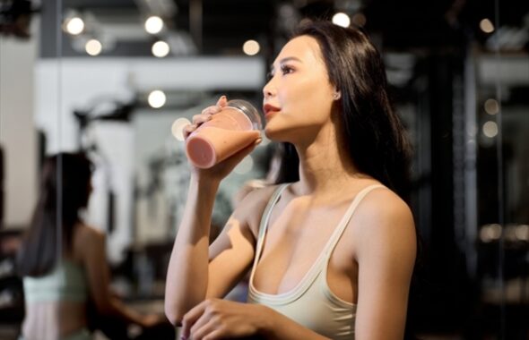 栄養補給にプロテインを飲む女性