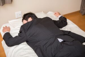 酔って寝ている男性