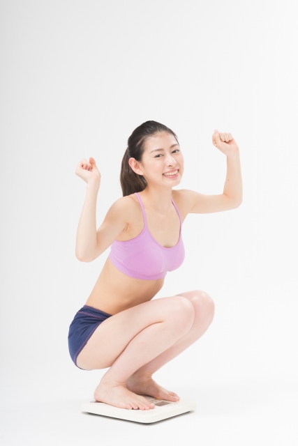 ダイエットの成果が出て喜んでいる女性