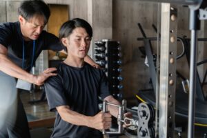 姿勢改善のために背筋を鍛える男性