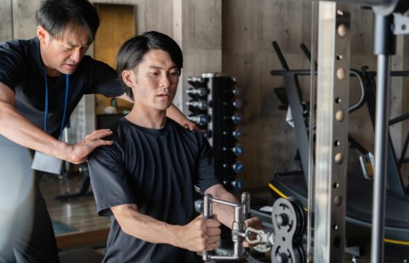 ダイエットのために背筋を鍛える男性