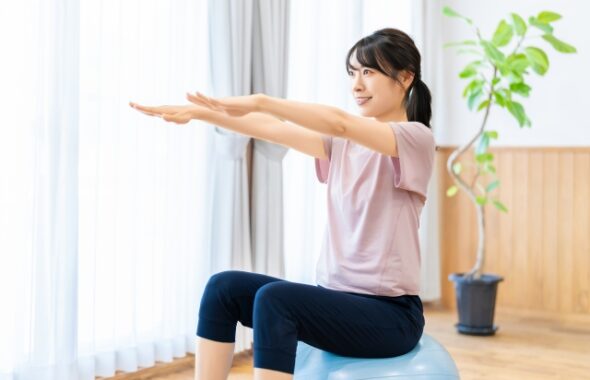 自宅でエクササイズをする女性