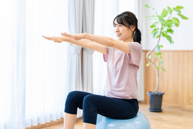 自宅でエクササイズをする女性