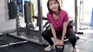 ジムでスクワットをしている女性のイラスト