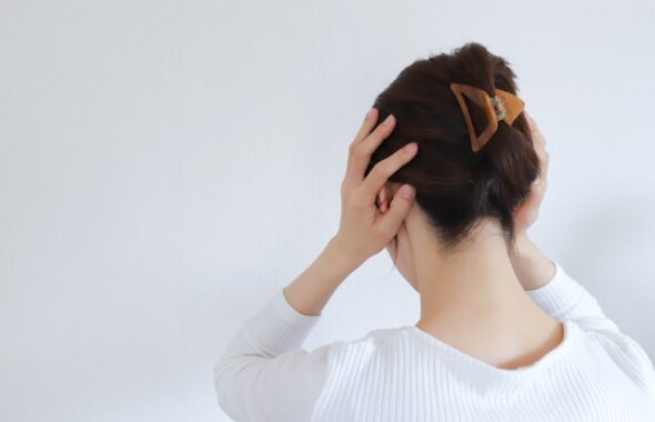 ストレスを抱える女性のイラスト