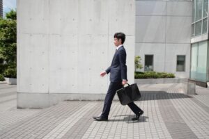 ダイエットのために徒歩で通勤している男性