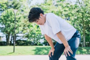 喫煙により体力の下がっている男性のイラスト