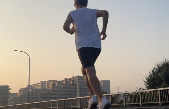 冬にダイエットのためにランニングしている男性