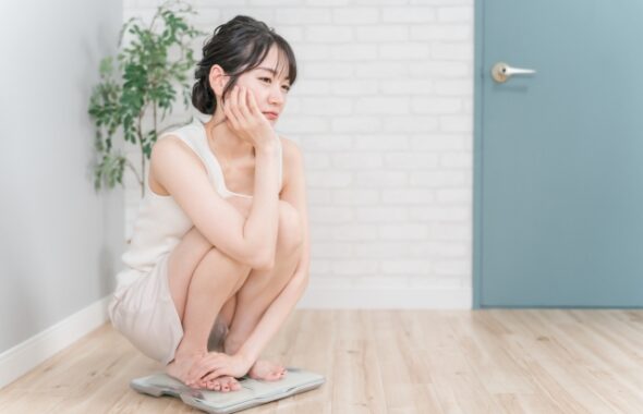 ダイエットがうまくいかなくてモチベーションの下がっている女性のイラスト