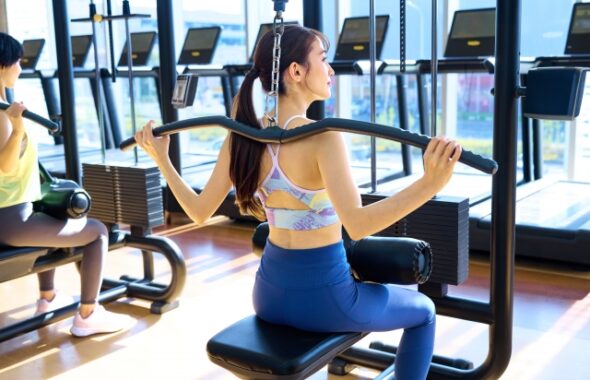 ジムで背中を鍛えている女性