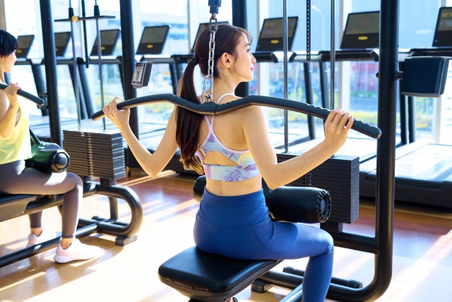 ジムで背中を鍛えている女性