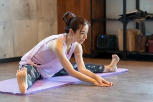 足痩せのために開脚をしている女性