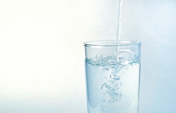 コップに入って水の写真