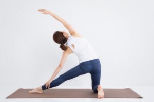 ウォーミングアップでストレッチをしているイラスト