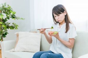 ダイエットのために少しずつ食べる女性