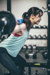 下半身強化のためにスクワットをしている女性