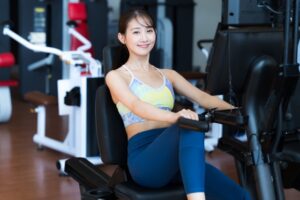 ジムで楽しくトレーニングをしている女性の写真