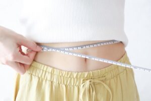食事とジムでのトレーニングでダイエットを成功させた女性の写真