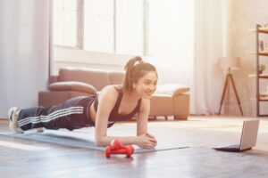 消費カロリーを稼ぐために運動している女性