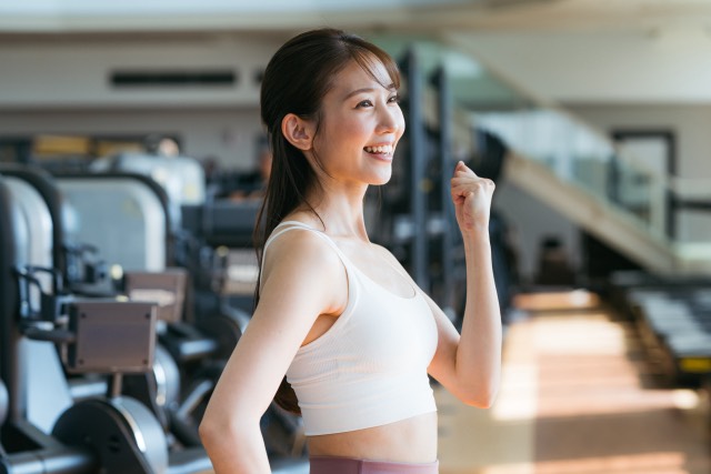 ジムで楽しくトレーニングをしている女性