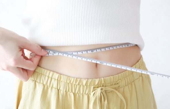 ダイエットの効果でウエストが痩せた女性のイラスト