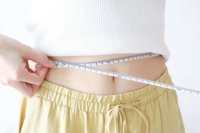 ダイエットの効果でウエストが痩せた女性のイラスト