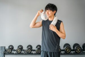 ダイエットのためにトレーニングをして汗をかいた男性